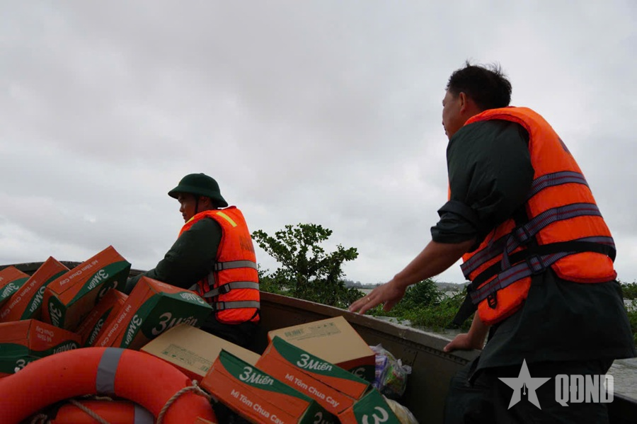 Ấm lòng người dân vùng lũ